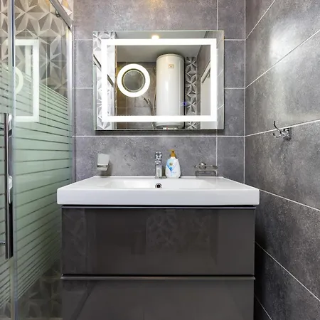 Urban Comfort 2bd Near Botev Stadium By Flat Manаger Apartman *